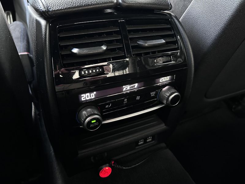 BMW Řada 5 M550i xDrive - fotka 23 z 26