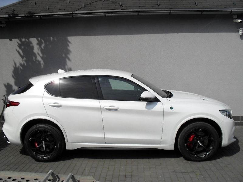 Alfa Romeo Stelvio 2,9 Bi-Turbo V6 Quadrifoglio - fotka 6 z 32