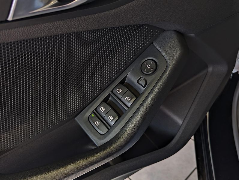 BMW Řada 1 118 i 103kW A/T, LED, LANE - fotka 20 z 23