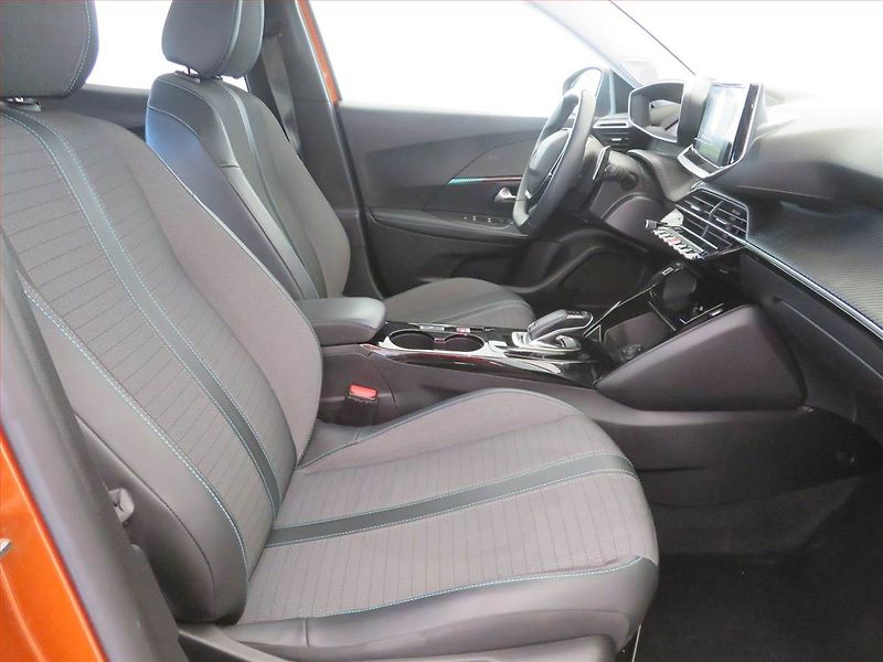 Peugeot 2008 (2022) Allure 1.2 PureTech, Automat - fotka 9 z 17