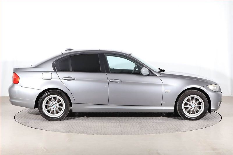 BMW Řada 3 (2011) Individual 320 d xDrive, 4X4 - fotka 6 z 22