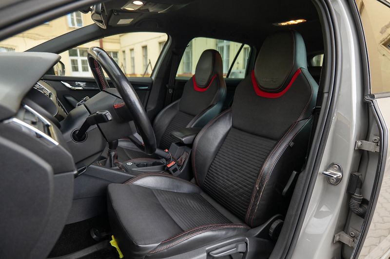 Škoda Octavia 2.0 TDI 135 kW RS Tažné - fotka 15 z 36