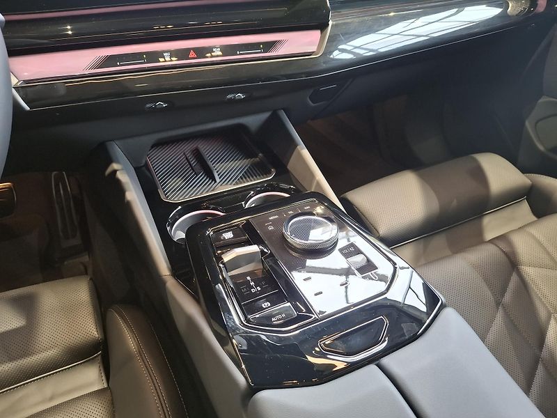 BMW Řada 5 550e xDrive Touring M-Sport  - fotka 17 z 30