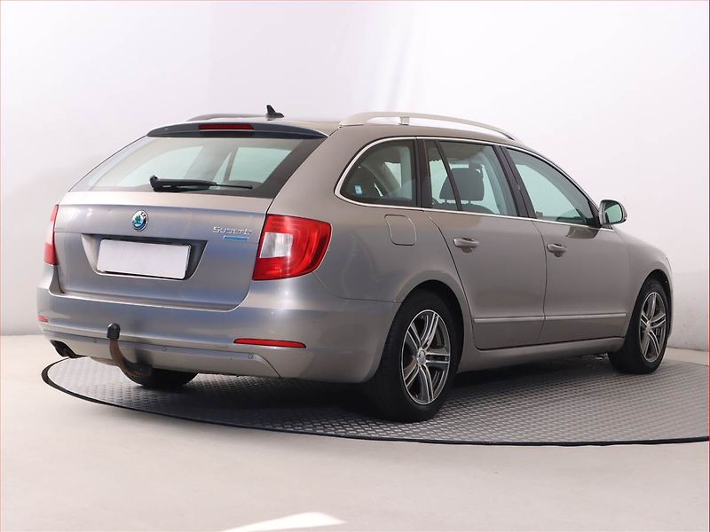 Škoda Superb (2011) 1.6 TDI, Serv.kniha, Xenony - fotka 5 z 17