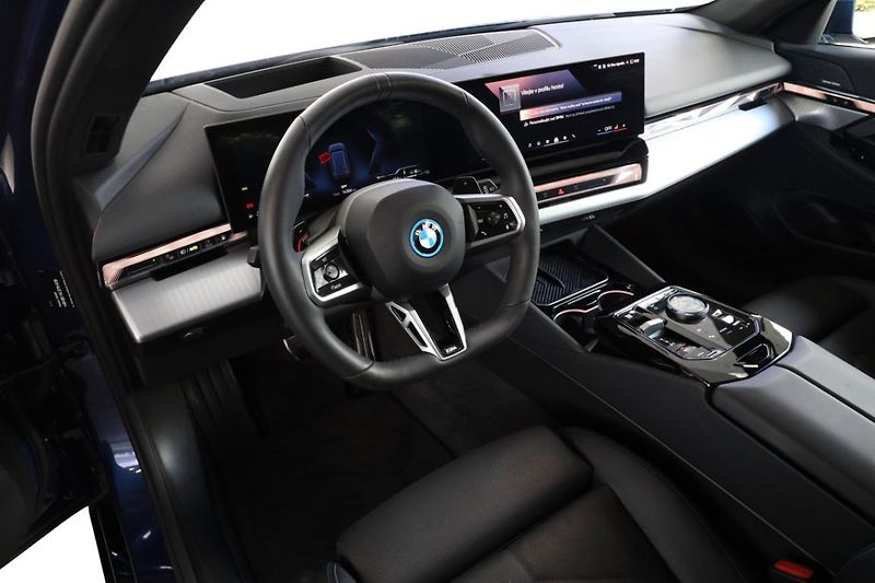 BMW Řada 5 550e xDrive Touring - fotka 2 z 32