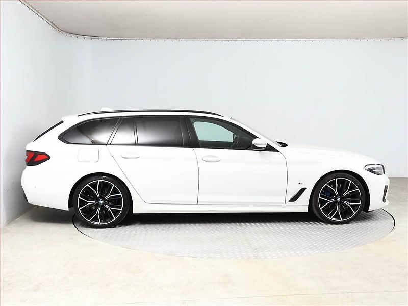 BMW Řada 5 (2021) M Sport 530d xDrive - fotka 6 z 21