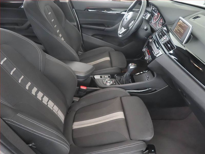 BMW X1 (2016) sDrive18d, Automat, Bi-Xenony - fotka 9 z 20