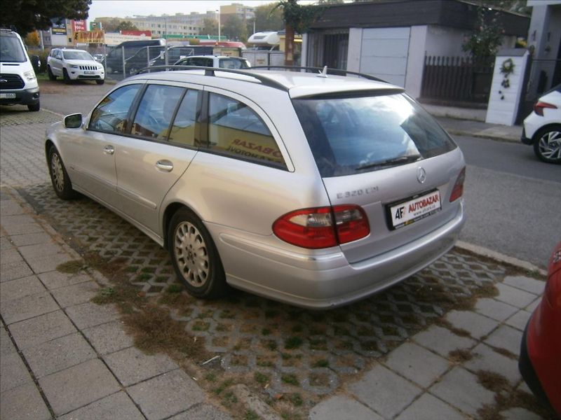 Mercedes-Benz Třídy E 3,0 CDI 320 4-MATIC 7 MÍST - fotka 4 z 15