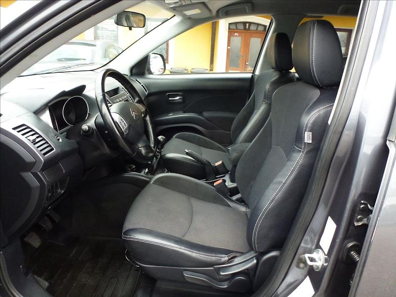 Citroën C-Crosser 2,2 HDi SX 7míst 4x4 - fotka 17 z 53