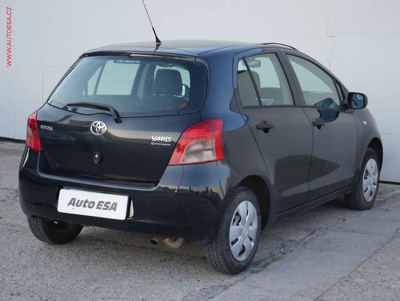 Toyota Yaris (2007) 1.0 i - fotka 6 z 13
