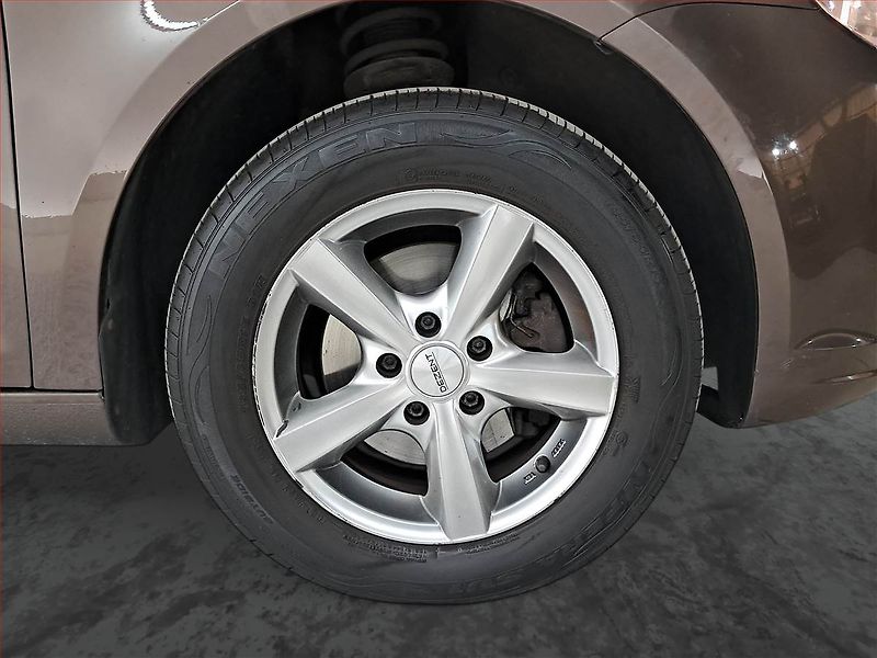 Volkswagen Touran (2011) 1.2 TSI, Tempomat - fotka 14 z 17