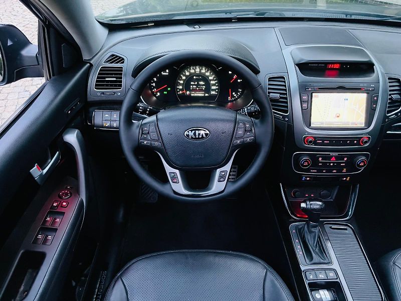 Kia Sorento 2.2D 4x4 AUT PANORAMA VÝHŘEV  - fotka 25 z 51