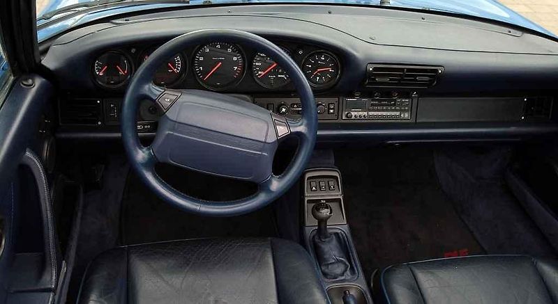 Sraz automobilů Porsche 911, parkoviště u obchodního centra Arkády 18. dubna.