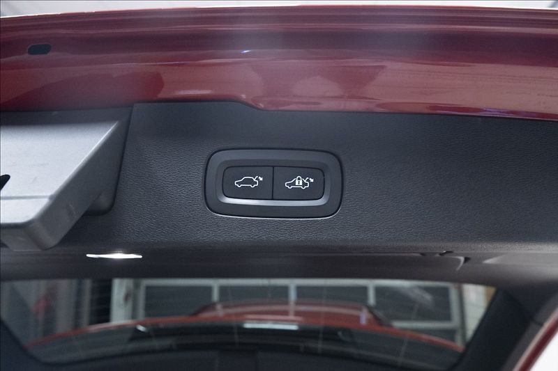 Volvo V60 2,0 D4 R-DESIGN NAVI KAMERA ČR - fotka 39 z 40