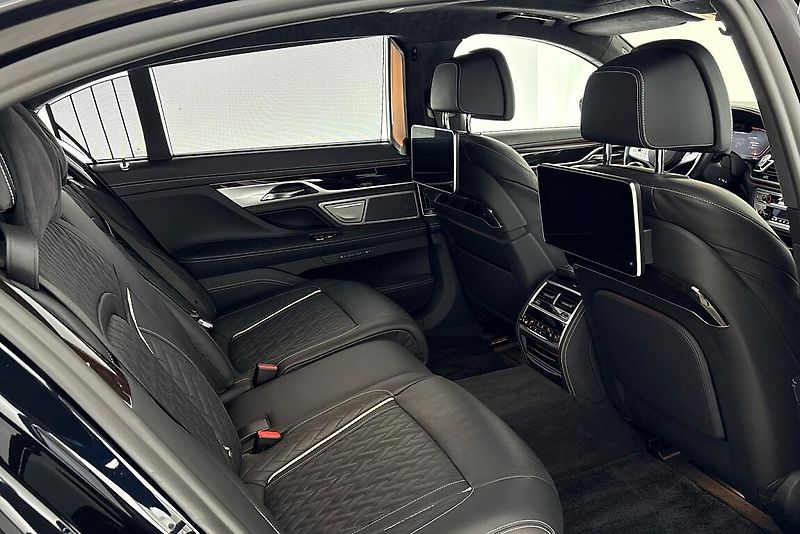 BMW Řada 7 M760Li xDrive - fotka 11 z 22