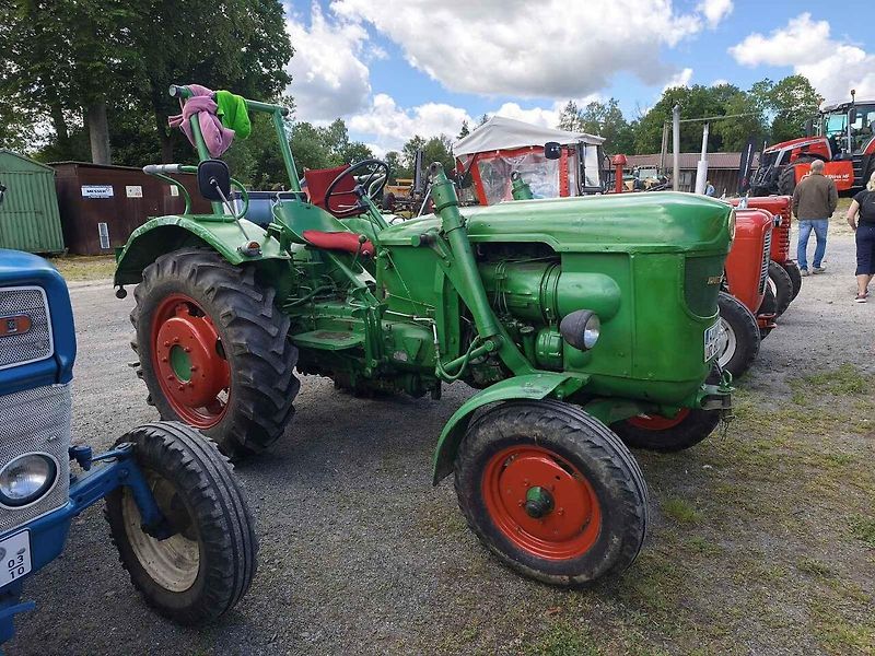 Žlutý Zetor 25 ve Skalné. V roce 1946 ho nastříkali barvou po Afrikakorpsu