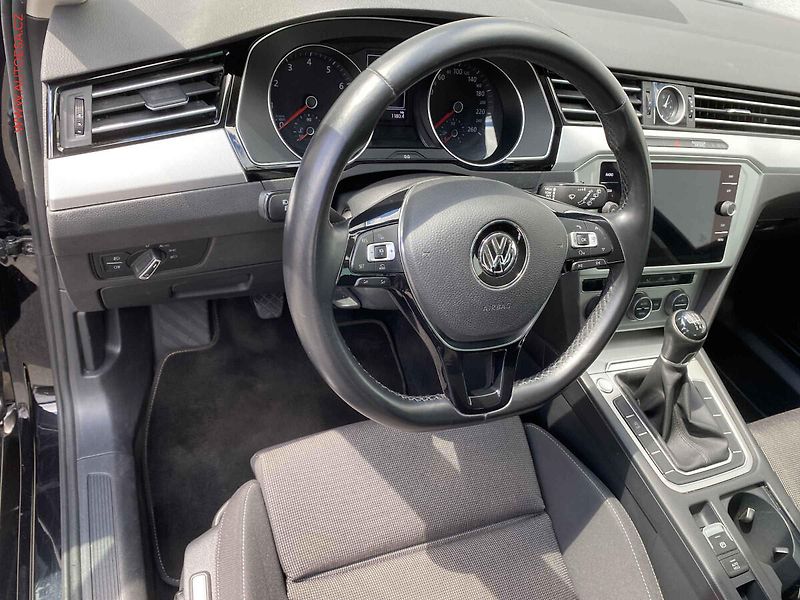 Volkswagen Passat (2018) 1.4 TSi, Comfortline, navi - fotka 12 z 17