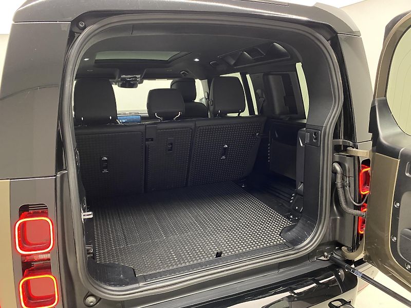 Land Rover Defender D300 X-DYNAMIC HSE AWD AUT CZ - fotka 6 z 53