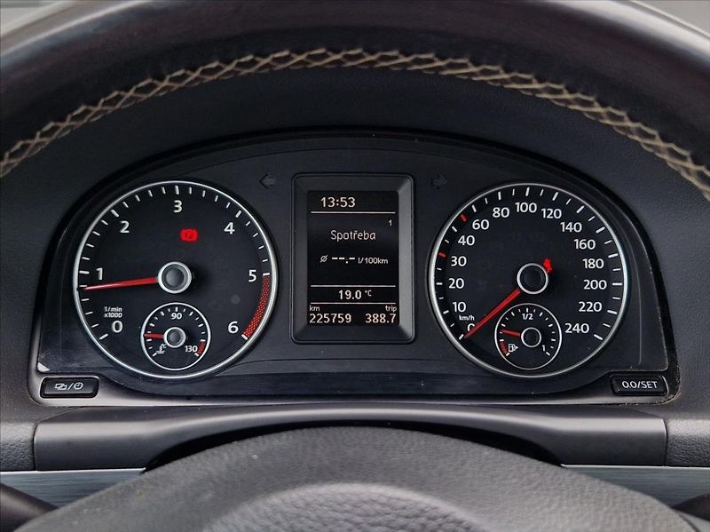 Volkswagen Touran 2,0 TDI 7MÍST VÝHŘEV KLIMA - fotka 20 z 26
