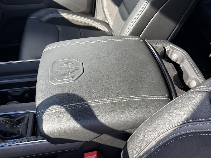 RAM 1500 (2024) Laramie 5.7 V8 HEMI LIFT - fotka 38 z 49