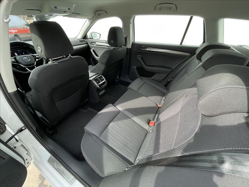 Škoda Superb 2,0 TDI DSG Combi Style Extra - fotka 17 z 24