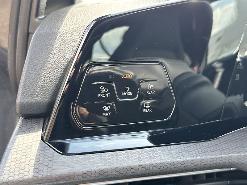 Volkswagen Golf (2023) 2.0 TSI DSG GTI - fotka 12 z 32