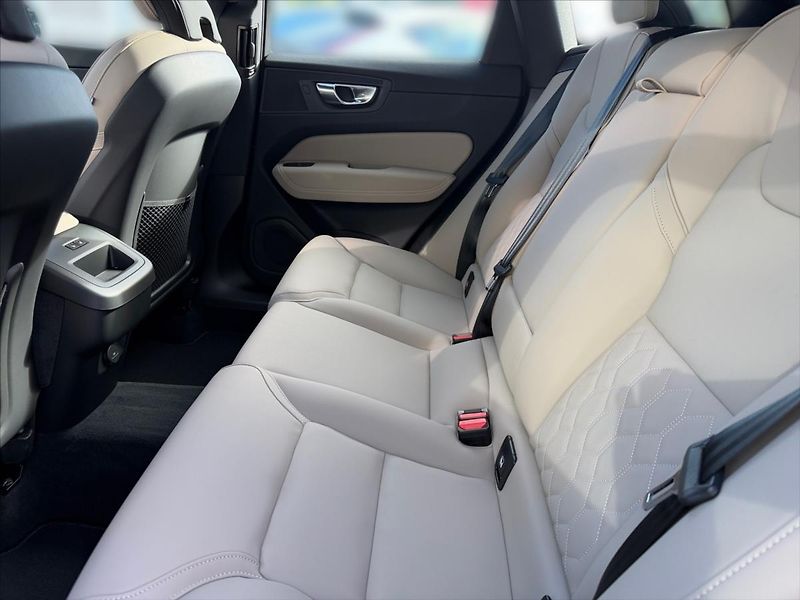 Volvo XC60 (2026) 2,0 B5 Plus Dark 4337 - fotka 11 z 14