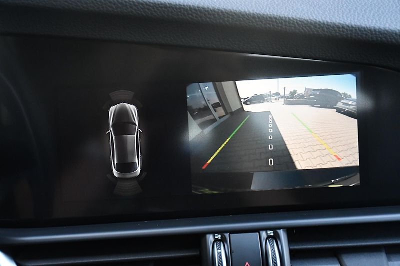 Alfa Romeo Giulia 2,0 VELOCE 16V 206kW AT8-Q4 - fotka 46 z 54