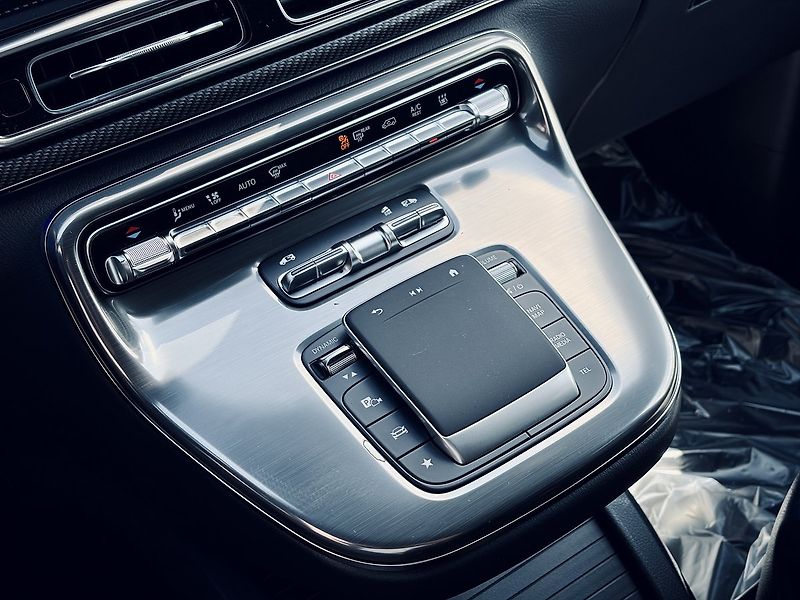 Mercedes-Benz Třídy V (2026) 300d EXCLUSIVE AMG 4M L AIR - fotka 26 z 36
