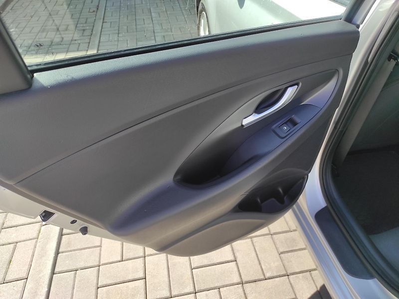 Hyundai i30 1,4DOHC 16V,73kW,Top KM - fotka 23 z 37