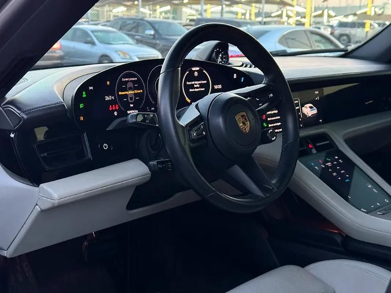 Porsche Taycan (2021) Elektrický sportovní sedan  12 - fotka 14 z 20