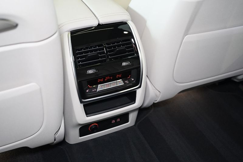 BMW X7 M60i xDrive, Masáž, Skylounge - fotka 47 z 50