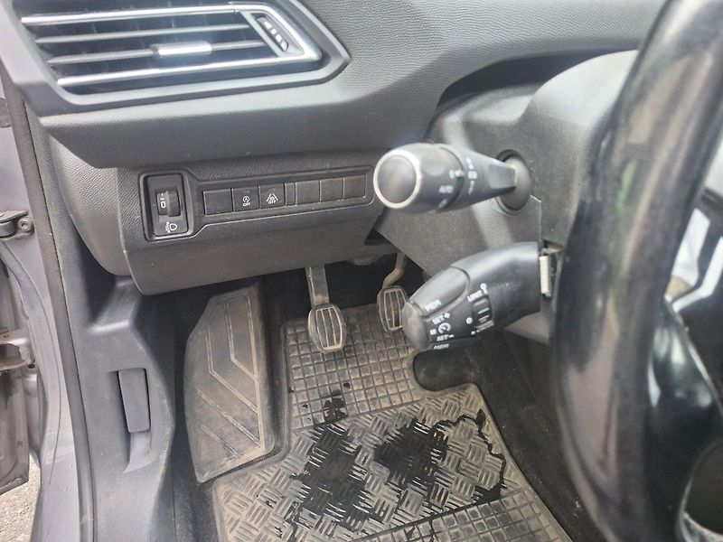 Peugeot 308 SW 1,6 1UK2639 - fotka 24 z 27