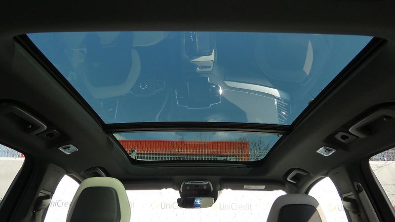 Volvo XC90 B6 AWD R-Design Auto 7 míst - fotka 23 z 26