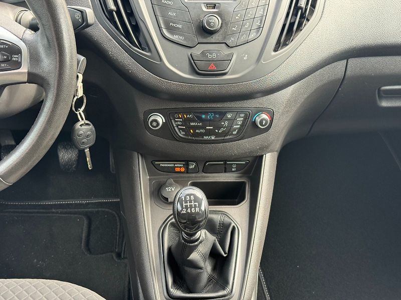 Ford Tourneo Courier (2019) 1.0 EcoBoost 73kW - fotka 19 z 29