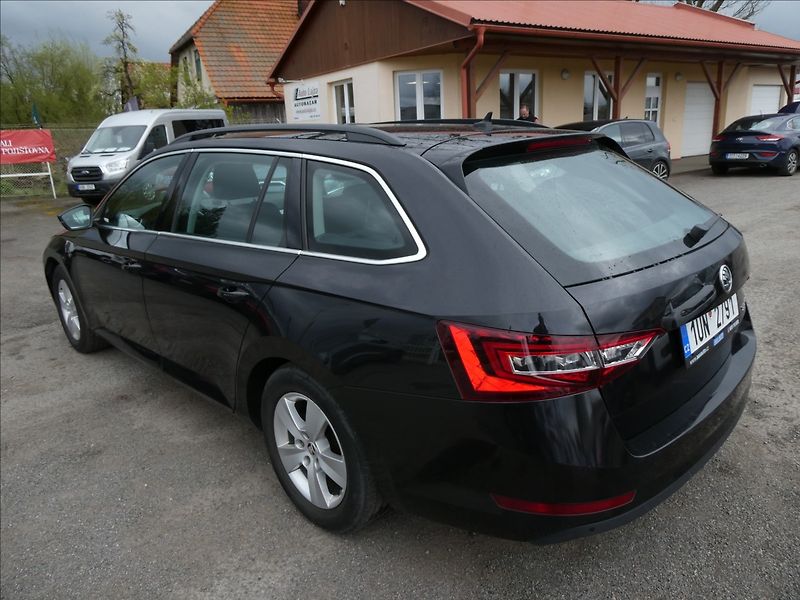 Škoda Superb 1,6 TDi 88kW DPH 2x kola - fotka 7 z 35