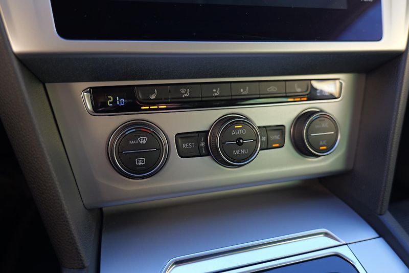 Volkswagen Passat 1.4 TSI DSG Kamera Cockpit Taž - fotka 32 z 38