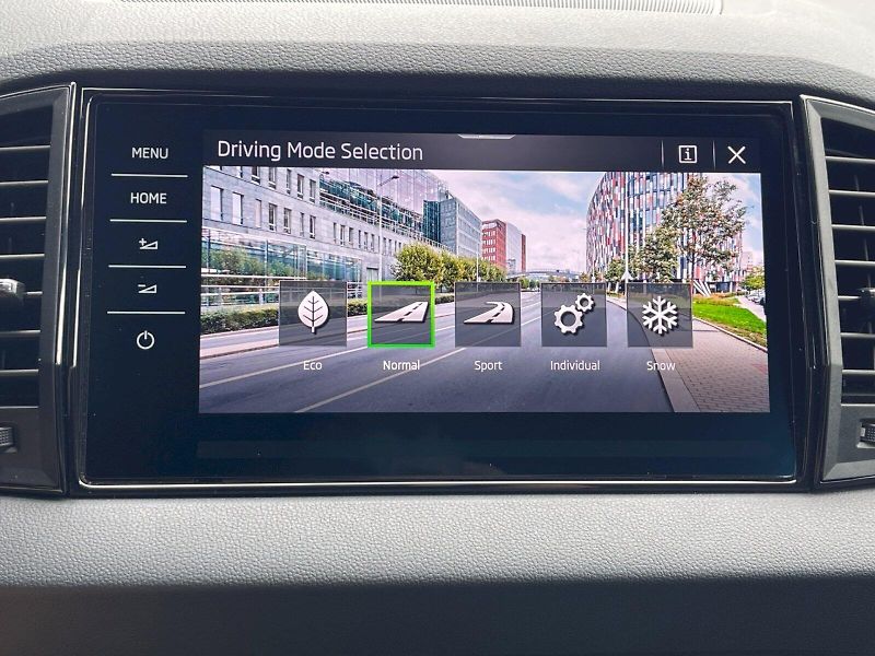 Škoda Karoq (2025) Sportline 2.0 TDI 110kW 4x4 DS - fotka 17 z 35