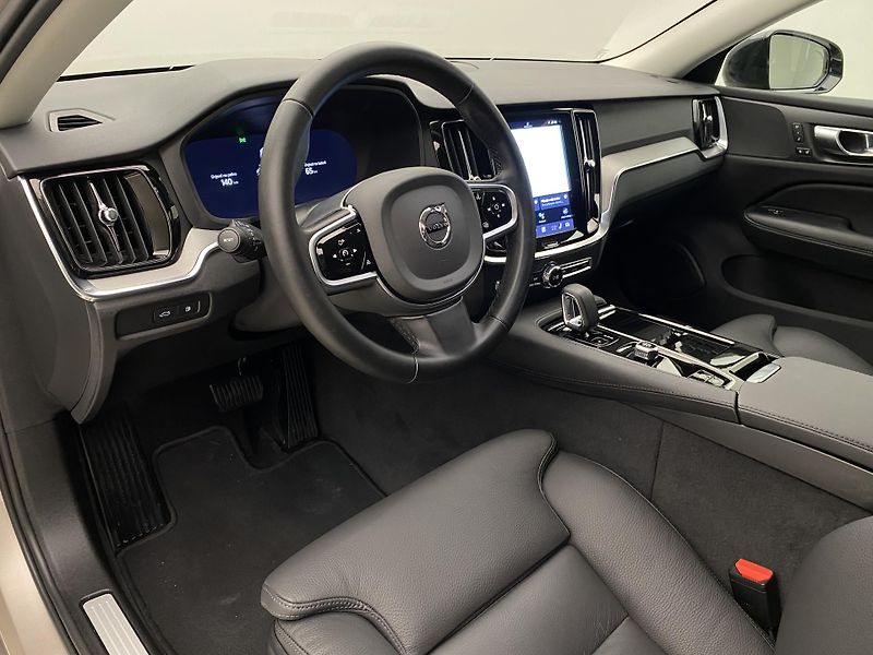 Volvo V60 T6 AWD PLUG-IN DARK REZERVACE - fotka 4 z 58