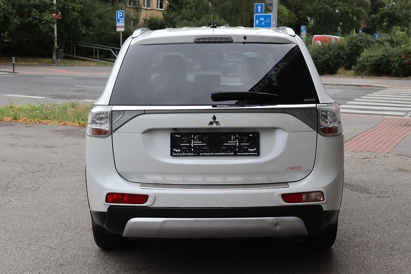 Mitsubishi Outlander 2.2DI-D 4X4 7 MÍST 110kW - fotka 12 z 50