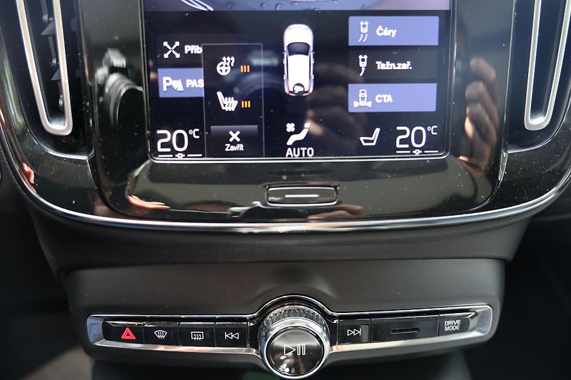 Volvo XC40 (2020) D3 AWD Inscription - fotka 17 z 24