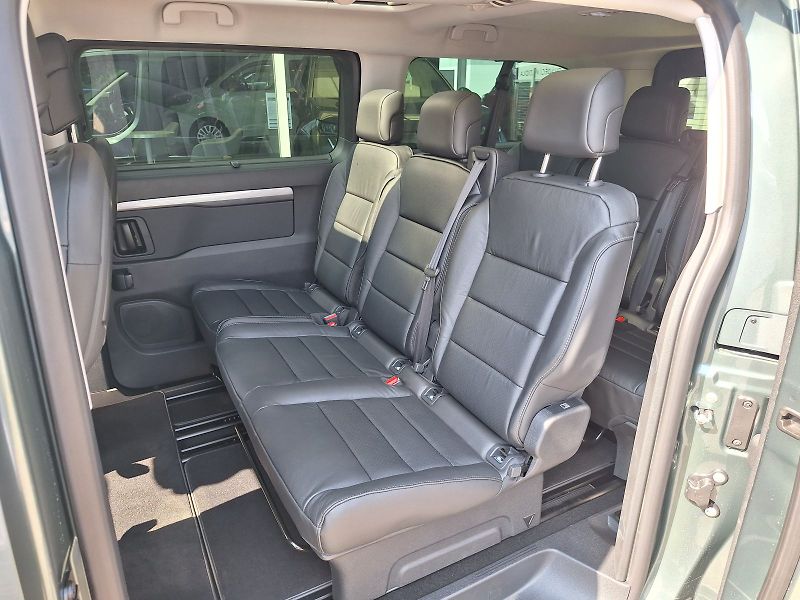 Peugeot Traveller (2025) ALLURE Long 2.2 BHDi 180k EAT8 - fotka 19 z 22