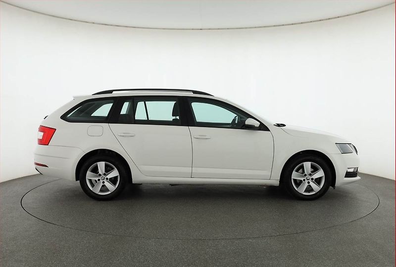 Škoda Octavia (2018) 1.6 TDI, Tempomat - fotka 6 z 16