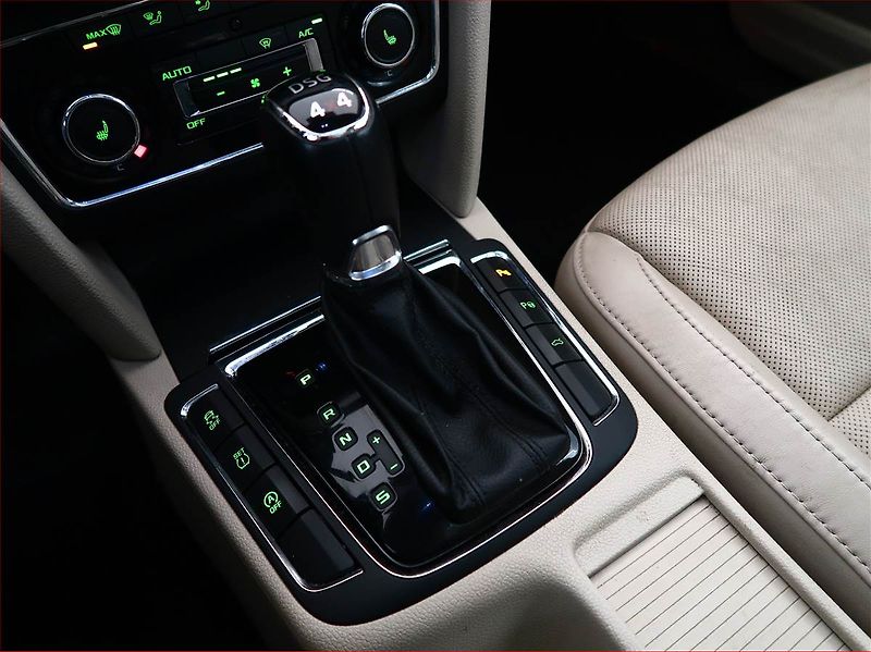 Škoda Superb (2013) Elegance 2.0 TDI, 4X4 - fotka 13 z 21
