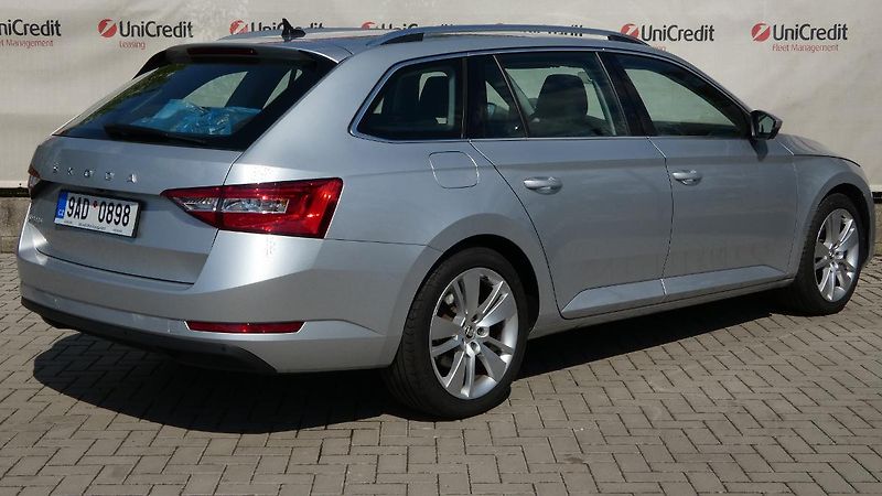 Škoda Superb Combi 2,0 TDI DSG Style - fotka 3 z 25