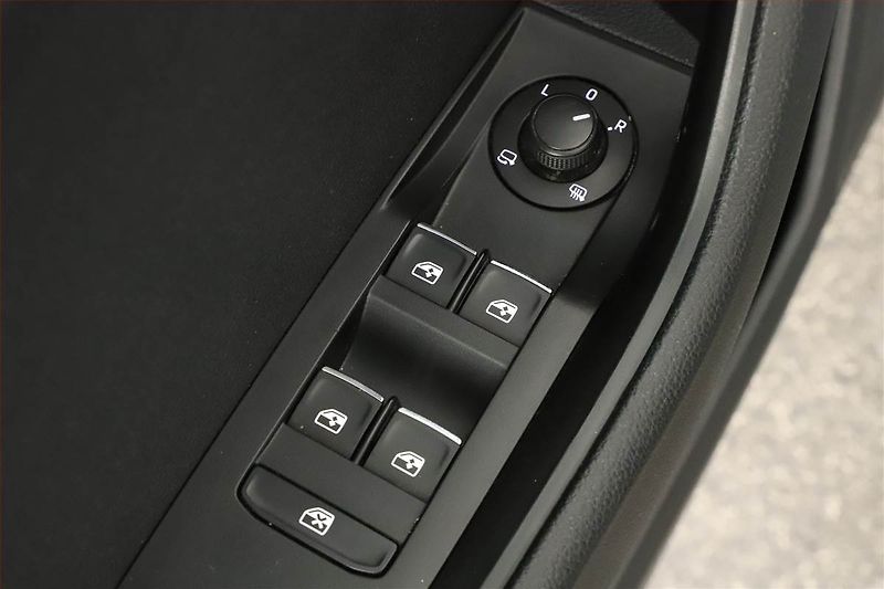 Škoda Superb (2017) 2.0 TDI, Automat, Kůže, Navi - fotka 14 z 19