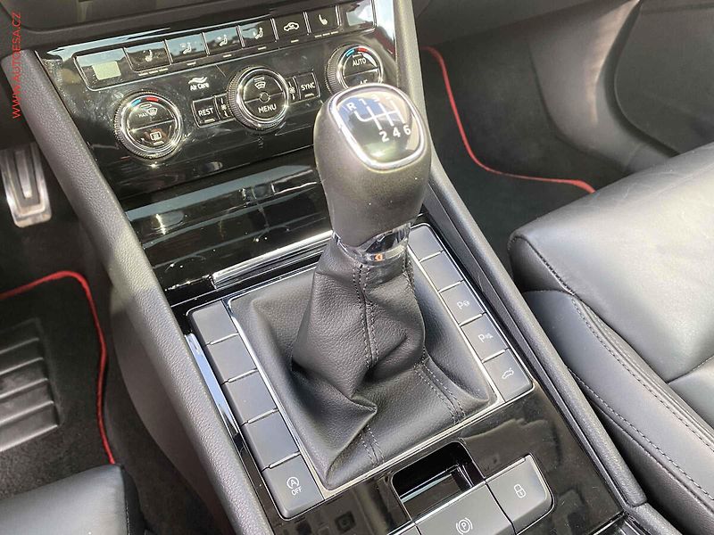 Škoda Superb (2018) 1.4 TSi, Style, bixen, panor - fotka 16 z 19