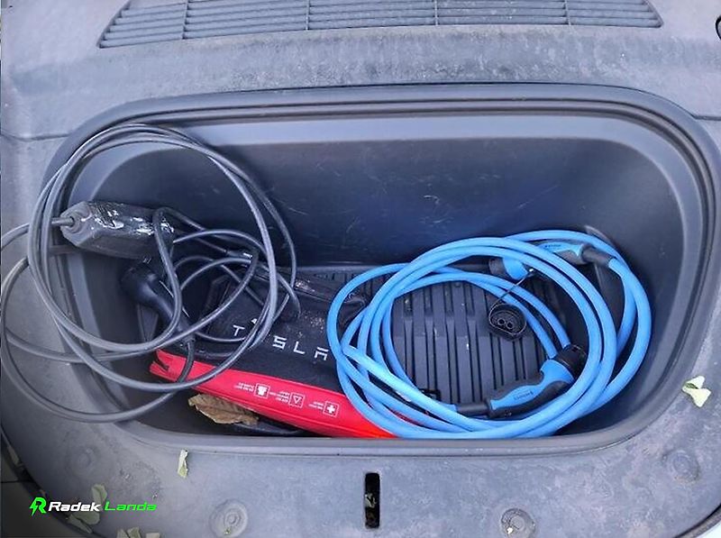 Tesla Model Y (2023) Quicksilver, Bílý interiér - fotka 6 z 11