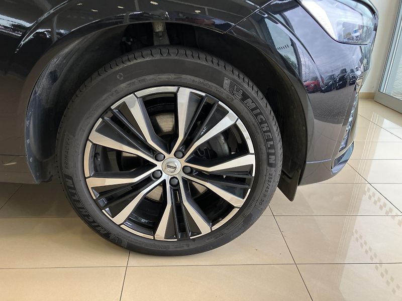 Volvo XC60 B4 FWD Ultimate Dark AT8 - fotka 5 z 44
