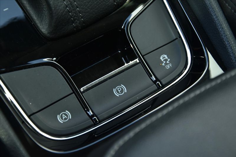 Škoda Karoq 1.6 TDI 85kW DSG STYLE ČR - fotka 25 z 26